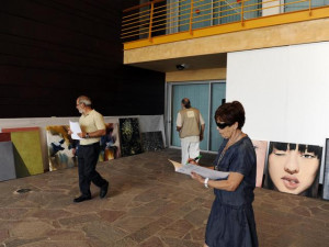 premio_de_arte_isora_2011_jurado_valorando_las_obras