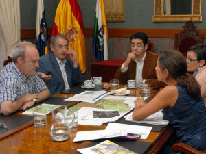 reunion_del_alcalde_de_guia_de_isora_pedro_martin_con_el_viceconsejero_regional_de_infraestructuras_y_planificacion_del_gerardo_hdez