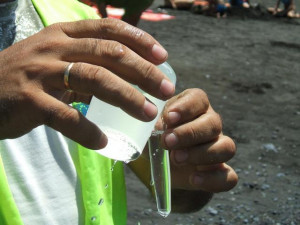 toma_de_muestras_de_agua_de_bano_en_el_litoral_isorano2