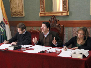 un_instante_del_pleno_de_aprobacion_de_los_presupuestos_de_guia_de_isora_2012-2