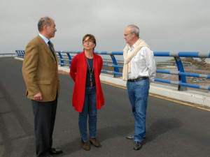 visita_puente_sobre_la_autopista_en_chio_-_mercedes_gonzalez_con_el_director_general_de_infraestructuras_viarias_izq