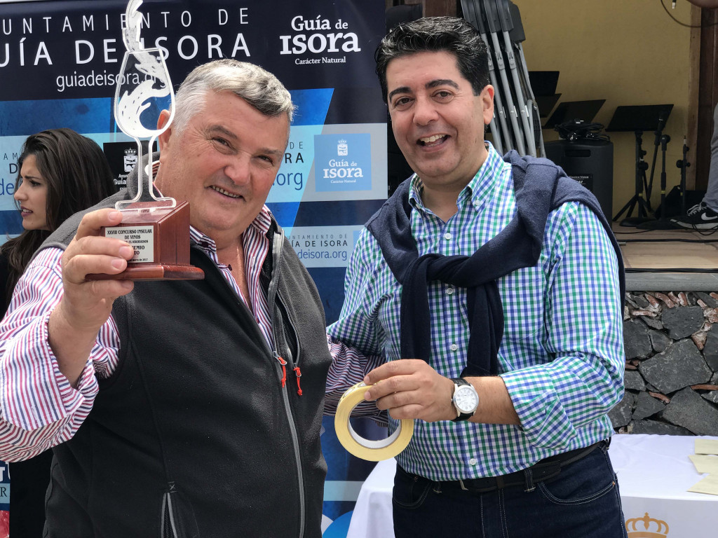  El representante de la bodega ganadora del Primer Premio de Tintos Elaborados recoge el trofeo y diploma (Viña La Guancha 