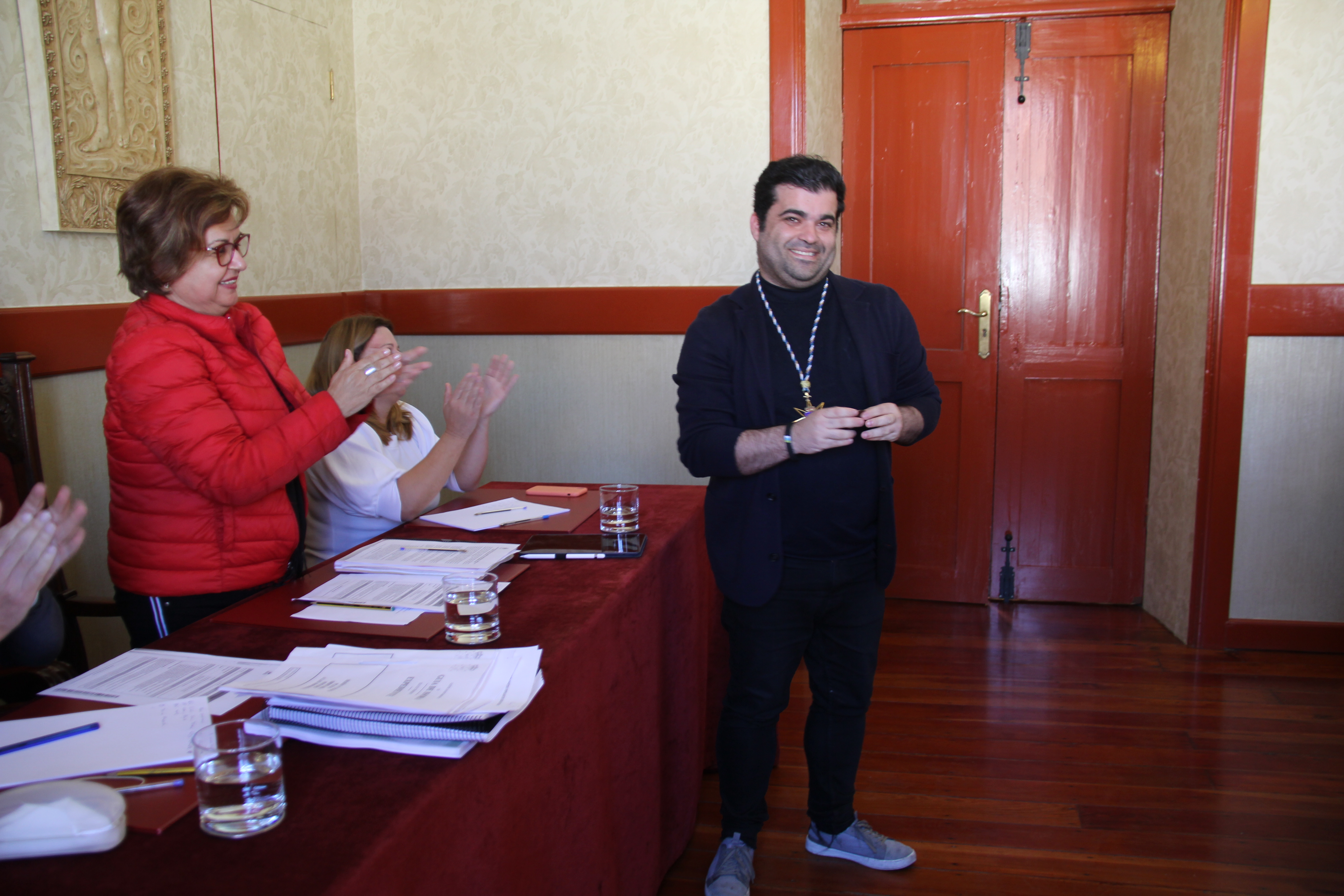 Celso D Mendoza tras insignia_IMG_0318