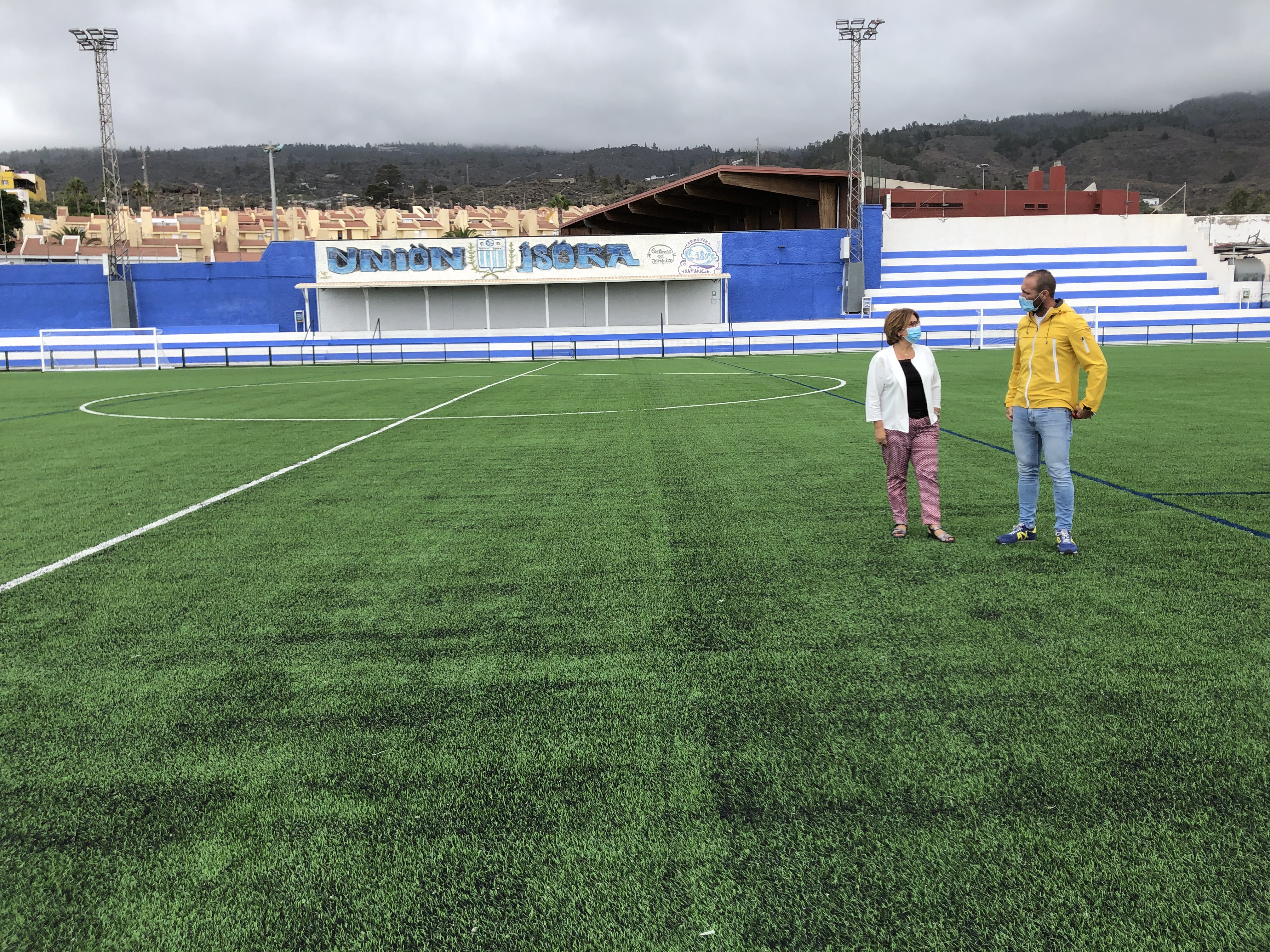El campo de Guía de Isora estrena nuevo césped artificial