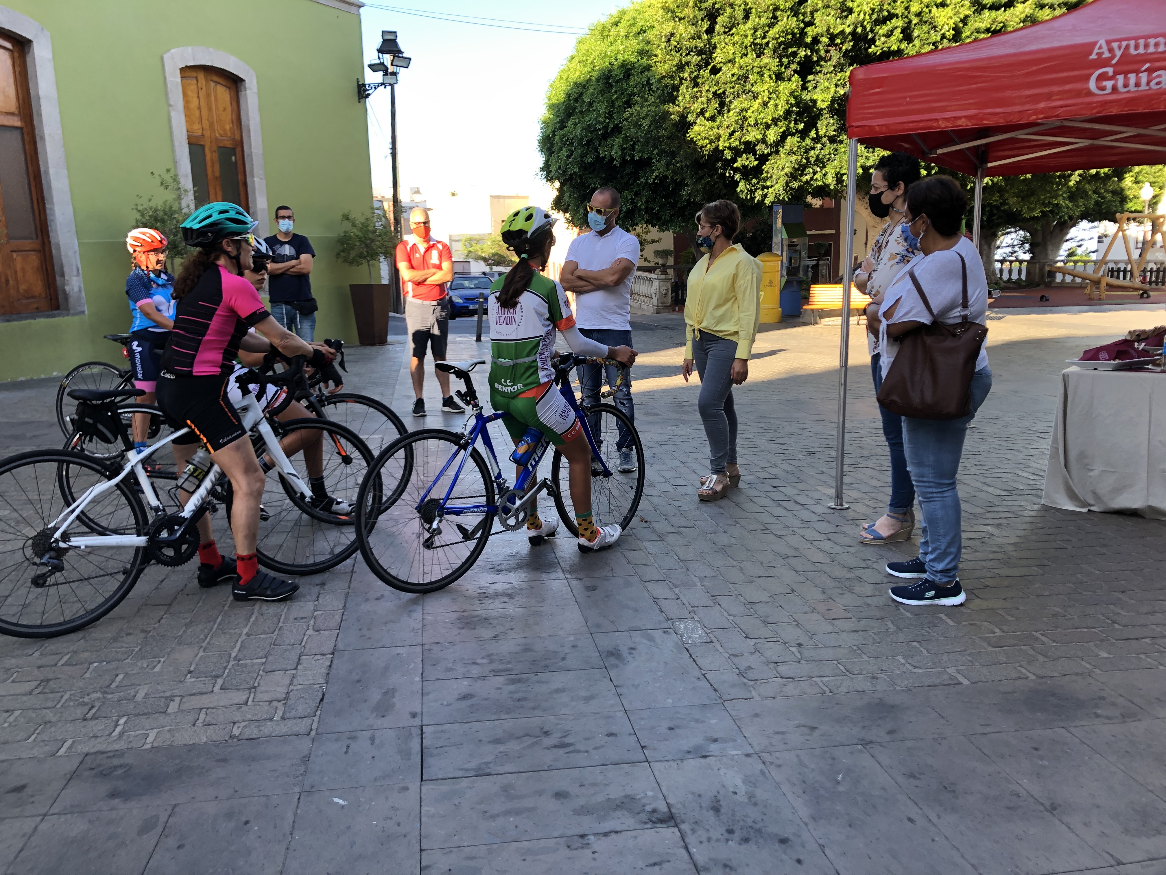 IMG_3042-Llegada a Guía casco ciclistas
